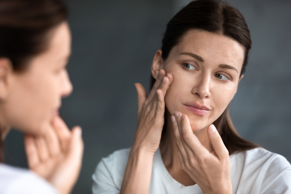 Close,Up,Unhappy,Sad,Woman,Looking,At,Red,Acne,Spots bad hygiene