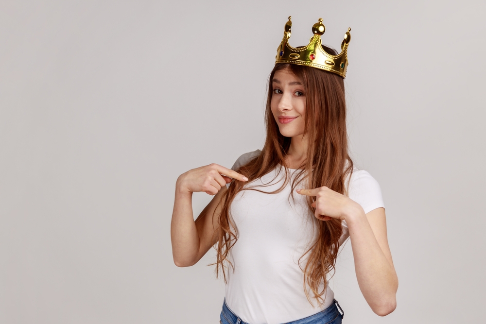 Portrait,Of,Selfish,Egoistic,Woman,With,Golden,Crown,On,Head